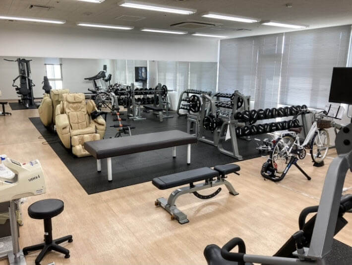 有料トレーニングジムレベルの社内ジムを無料で利用可能！