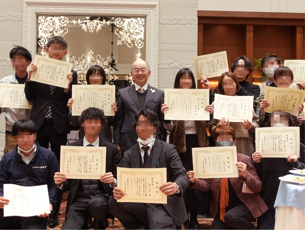 1年間の努力が報われる
瞬間。年末に活躍した
社員を年間表彰